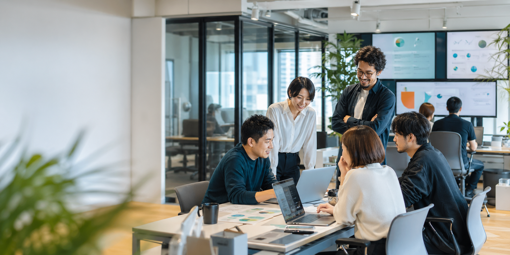 IT企業のオフィスで働くエンジニアチーム